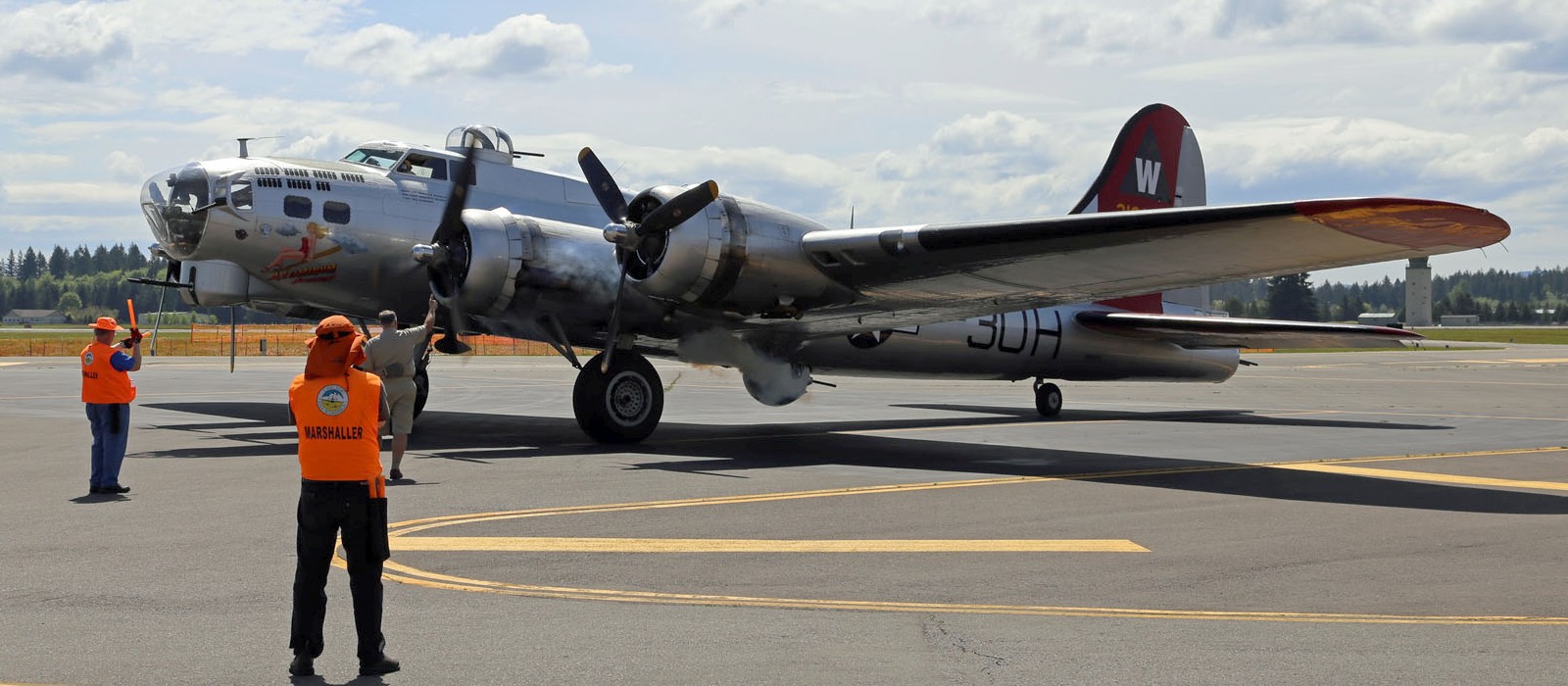 EAA's B-17 and marshallers